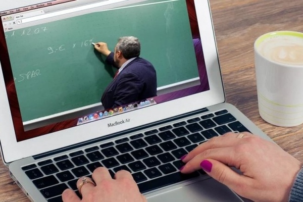 Vezesse be a kormány a digitális oktatást!